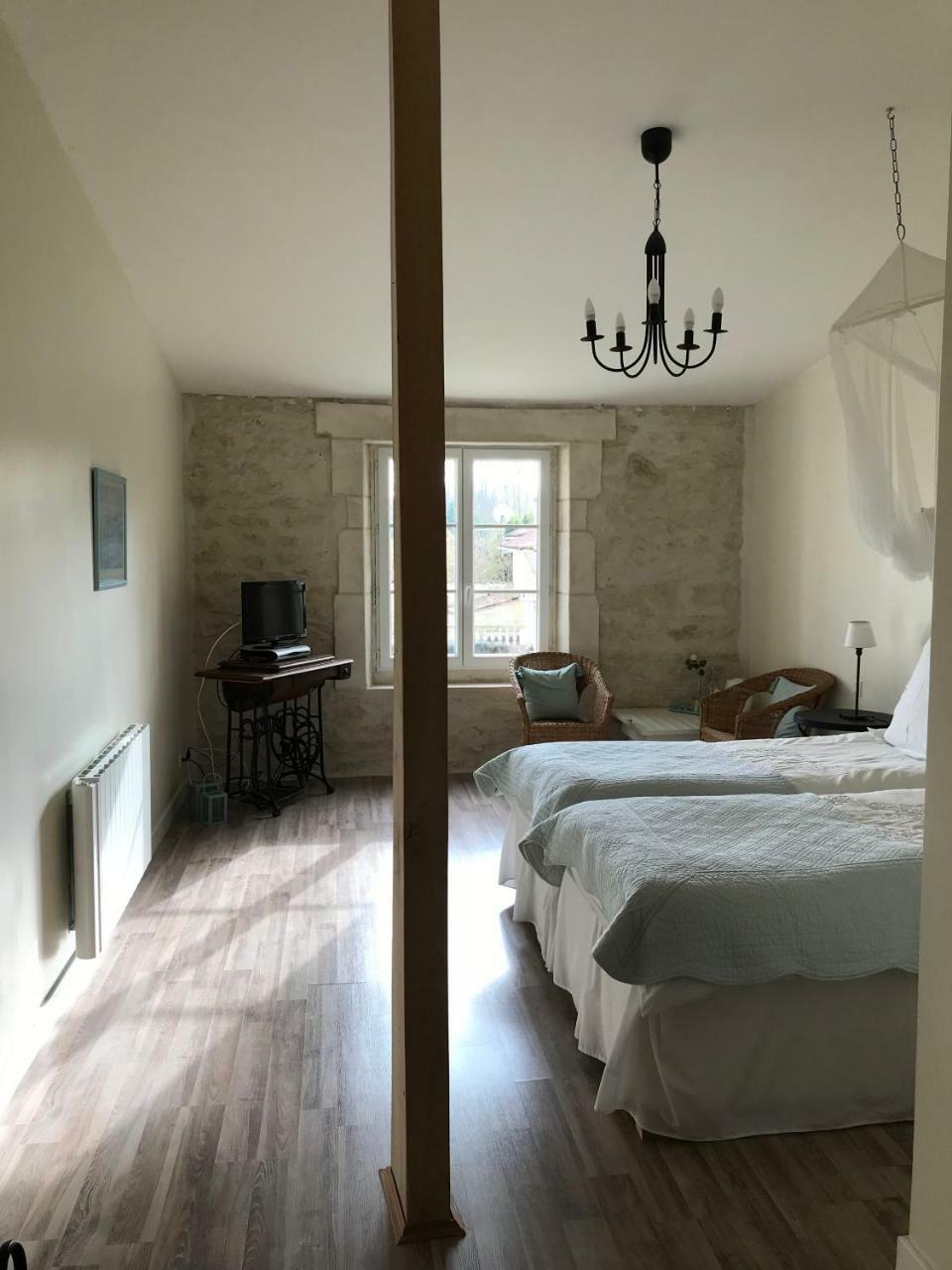 ホテル Le Four A Pain Saint-Jean-dʼAngély エクステリア 写真